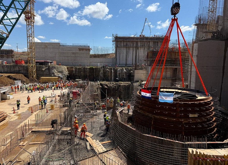 Yacyretá: instalan la primera pieza fija de la turbina N° 1 en Aña Cuá