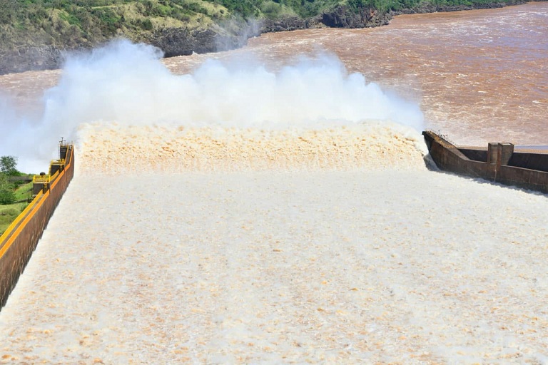 Itaipú reabrió su vertedero tras ajustar sus descargas para el control de la crecida
