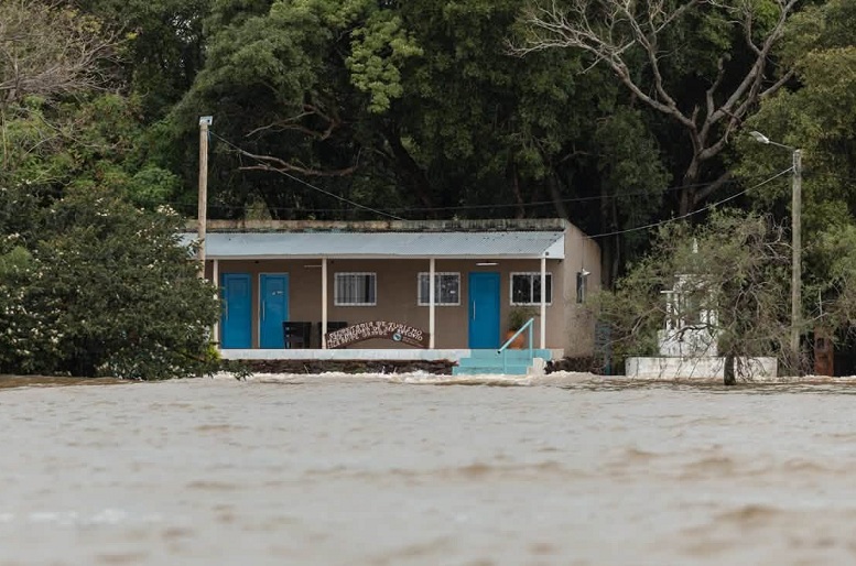 Isla Apipé: más de 15 familias evacuadas y 10 productores afectados