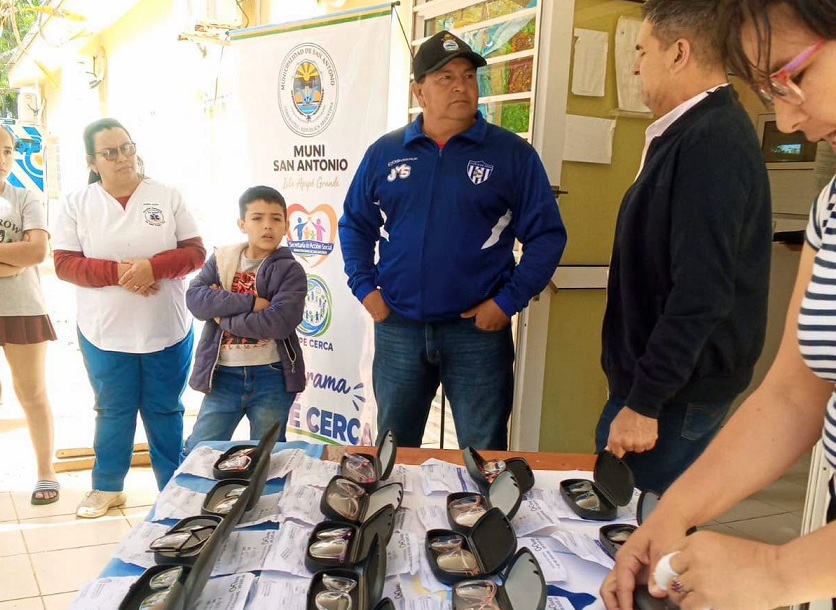 Isla Apipé: se entregaron anteojos a niños y adolescentes de